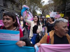 Miembros de la comunidad trans marchan hacia el Congreso en Buenos Aires, Argentina, en 2023.VICTOR R. CAIVANO (AP)