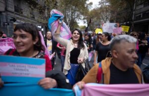 Miembros de la comunidad trans marchan hacia el Congreso en Buenos Aires, Argentina, en 2023.VICTOR R. CAIVANO (AP)