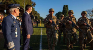 El ministro de Defensa, Luis Petri, encabezó el pasado 9 de mayo en Campo de Mayo el acto por el 198° aniversario de la creación del Regimiento de Artillería 1 “Brigadier General Tomás de Iriarte”. Ministerio de Defensa