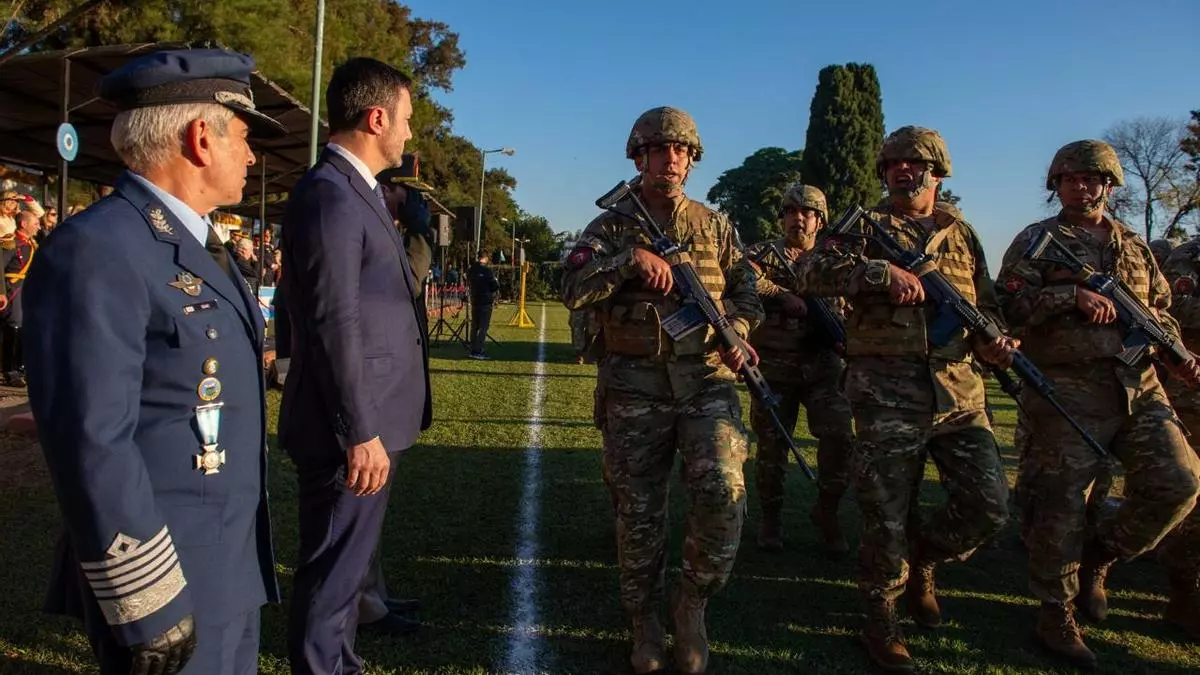 El ministro de Defensa, Luis Petri, encabezó el pasado 9 de mayo en Campo de Mayo el acto por el 198° aniversario de la creación del Regimiento de Artillería 1 “Brigadier General Tomás de Iriarte”. Ministerio de Defensa