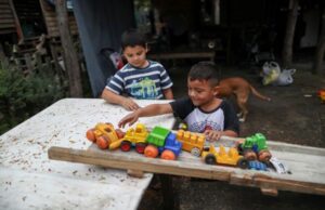 Niños juegan con juguetes, en Manzanares, en las afueras de Buenos Aires, el 8 de abril de 2021. Foto: Reuters