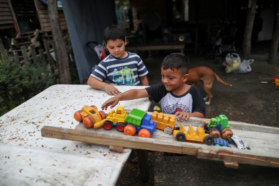 Niños juegan con juguetes, en Manzanares, en las afueras de Buenos Aires, el 8 de abril de 2021. Foto: Reuters