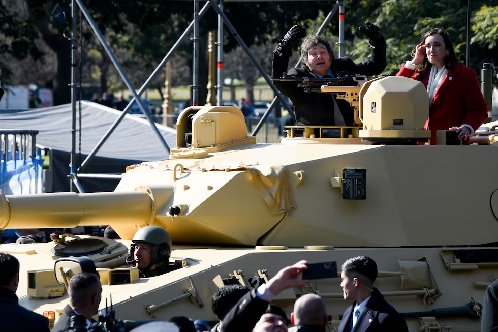 Javier Milei y Victoria Villarruel abordo de un tanque, en el desfile militar del 9 de julio en Buenos Aires. GUSTAVO GARELLO (AP)