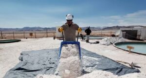 Foto de archivo. Imagen referencial de una persona cargando concentrado de halita en el Salar del Hombre Muerto, una importante fuente de litio a unos 4.000 metros de altura, en el límite de las provincias argentinas de Catamarca y Salta. REUTERS/Enrique Marcarián