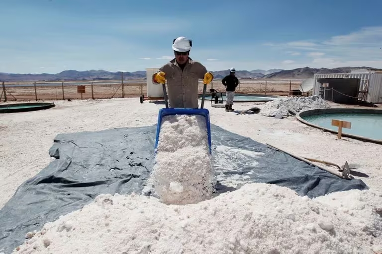 Foto de archivo. Imagen referencial de una persona cargando concentrado de halita en el Salar del Hombre Muerto, una importante fuente de litio a unos 4.000 metros de altura, en el límite de las provincias argentinas de Catamarca y Salta. REUTERS/Enrique Marcarián