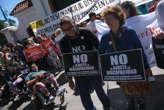 Bajo el lema “Justicia, ¡basta de quitas!”, se realizó, ayer, el Acto Federal por los derechos de las personas con discapacidad frente a la Quinta de Olivos Alessia Miccioni