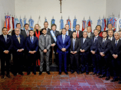 Javier Milei junto a gobernadores en Tucumán.