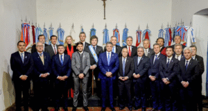 Javier Milei junto a gobernadores en Tucumán.