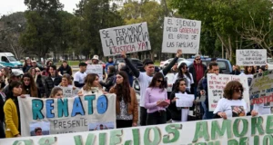 Familiares de víctimas de contaminación por fentanilo marchan al Hospital Italiano de La Plata, Argentina, el 31 de julio de 2025, para exigir justicia.  NACHO AMICONI/AFP/AFP via Getty Images