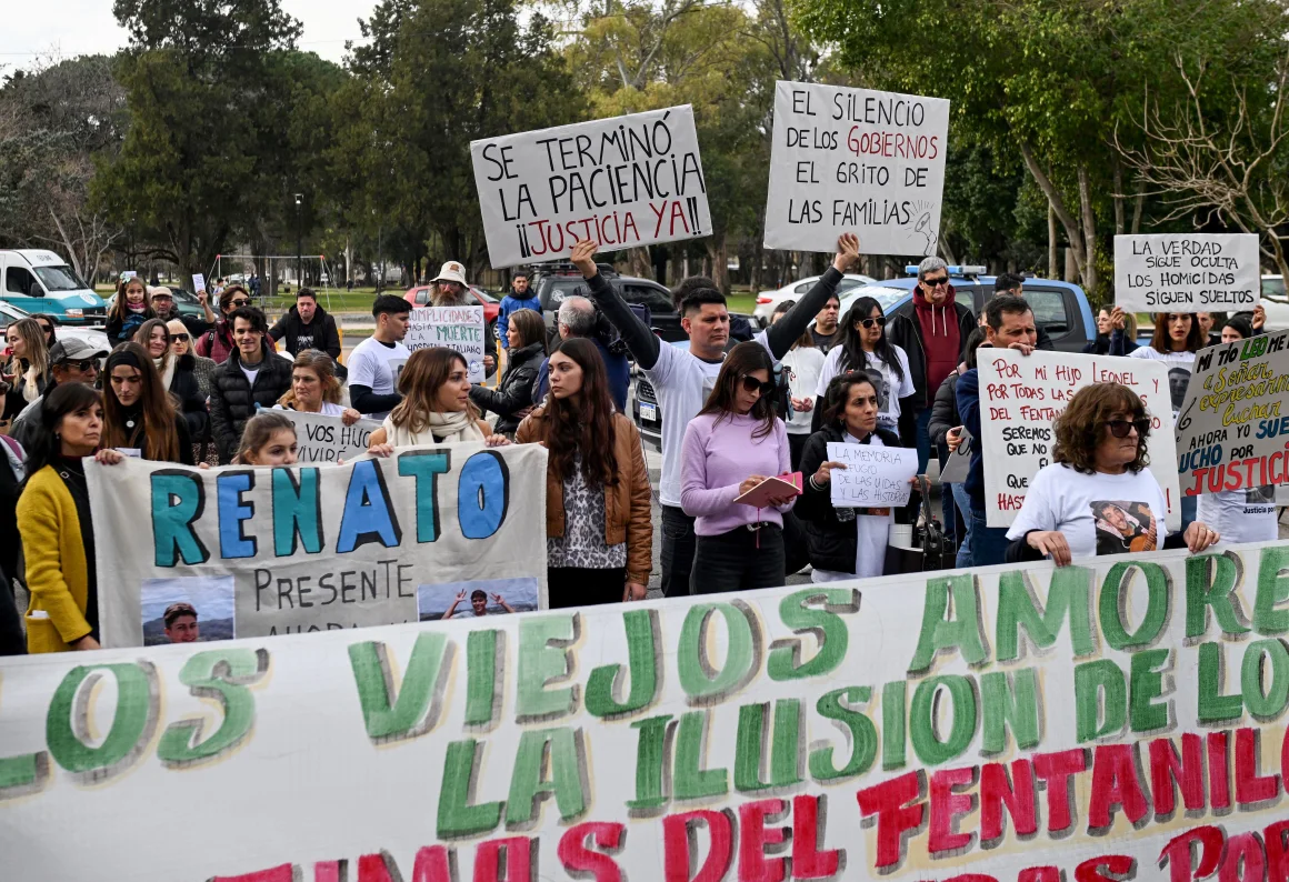 Familiares de víctimas de contaminación por fentanilo marchan al Hospital Italiano de La Plata, Argentina, el 31 de julio de 2025, para exigir justicia.  NACHO AMICONI/AFP/AFP via Getty Images