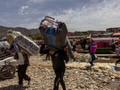 El peso fuerte de Milei alimenta boom de contrabando en Salta Trabajadores portan productos contrabandeados desde Bolivia.