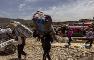 El peso fuerte de Milei alimenta boom de contrabando en Salta Trabajadores portan productos contrabandeados desde Bolivia.