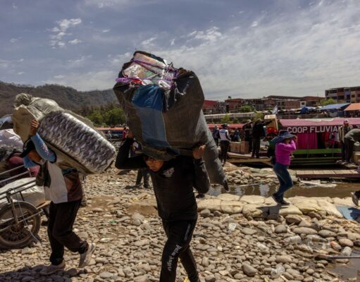 El peso fuerte de Milei alimenta boom de contrabando en Salta Trabajadores portan productos contrabandeados desde Bolivia.