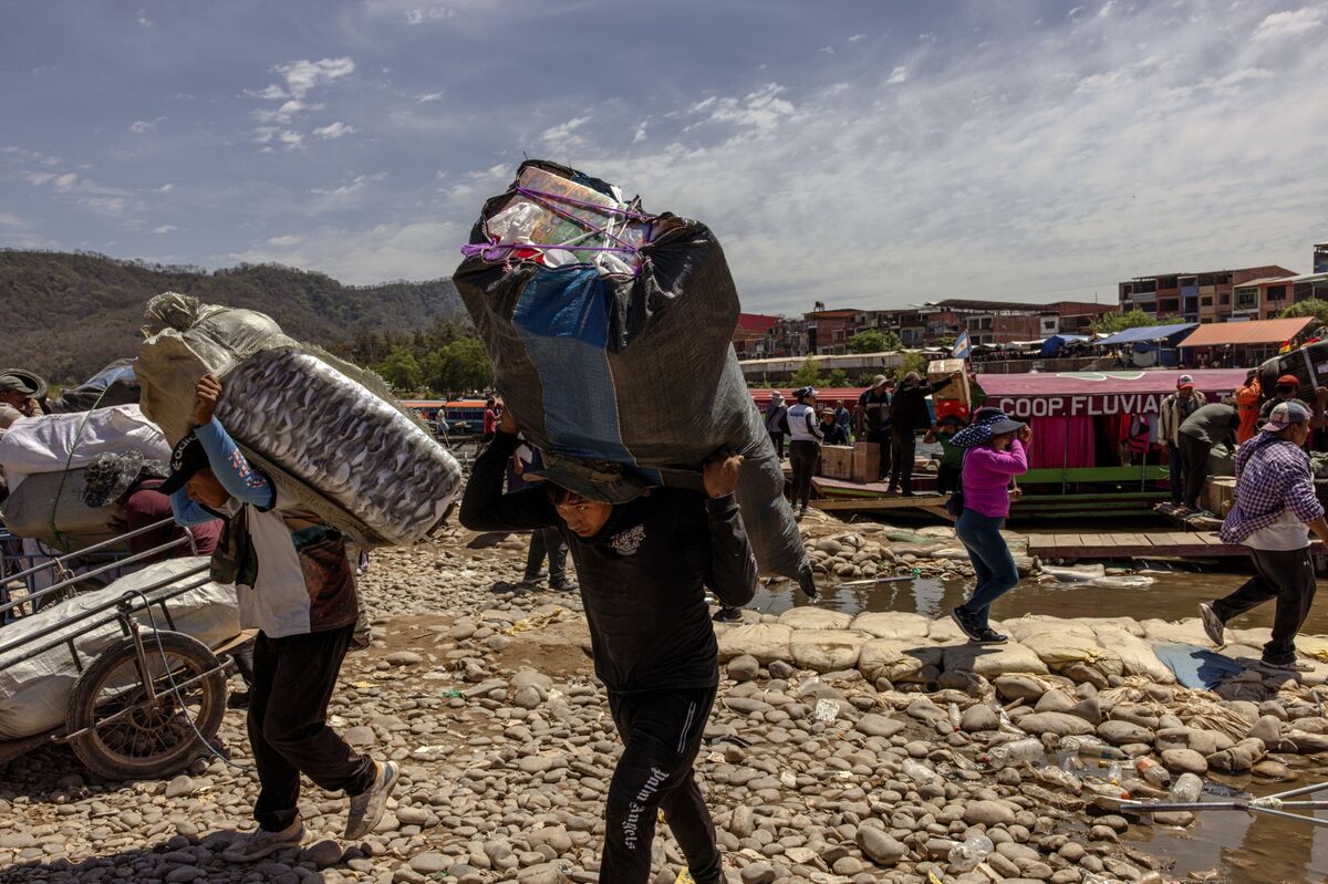 Trabajadores portan productos contrabandeados desde Bolivia. Trabajadores portan productos contrabandeados desde Bolivia.