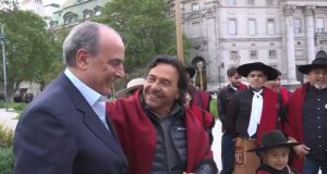 Gustavo Sáenz reclamó en Plaza de Mayo para que el Gobierno reactive la obra pública y Guillermo Francos lo saludó