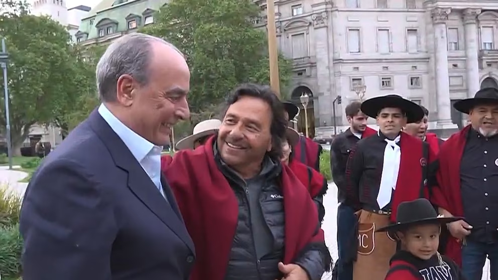 Gustavo Sáenz reclamó en Plaza de Mayo para que el Gobierno reactive la obra pública y Guillermo Francos lo saludó