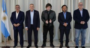 El Presidente Javier Milei se reunió anoche en la Quinta de Olivos con los Gobernadores de Salta, Gustavo Sáenz; de Catamarca, Raúl Jalil; de Tucumán, Osvaldo Jaldo; y de Misiones, Hugo Passalacqua. Foto: Presidencia