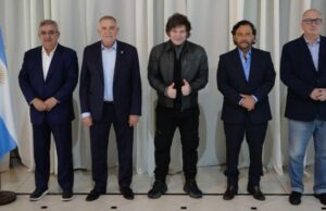 El Presidente Javier Milei se reunió anoche en la Quinta de Olivos con los Gobernadores de Salta, Gustavo Sáenz; de Catamarca, Raúl Jalil; de Tucumán, Osvaldo Jaldo; y de Misiones, Hugo Passalacqua. Foto: Presidencia