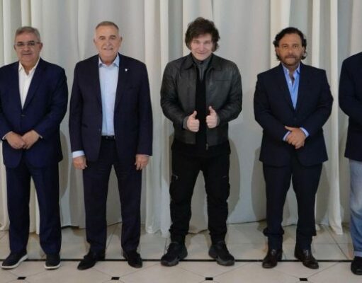 El Presidente Javier Milei se reunió anoche en la Quinta de Olivos con los Gobernadores de Salta, Gustavo Sáenz; de Catamarca, Raúl Jalil; de Tucumán, Osvaldo Jaldo; y de Misiones, Hugo Passalacqua. Foto: Presidencia