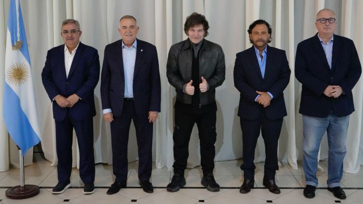 El Presidente Javier Milei se reunió anoche en la Quinta de Olivos con los Gobernadores de Salta, Gustavo Sáenz; de Catamarca, Raúl Jalil; de Tucumán, Osvaldo Jaldo; y de Misiones, Hugo Passalacqua. Foto: Presidencia El Presidente Javier Milei se reunió anoche en la Quinta de Olivos con los Gobernadores de Salta, Gustavo Sáenz; de Catamarca, Raúl Jalil; de Tucumán, Osvaldo Jaldo; y de Misiones, Hugo Passalacqua. Foto: Presidencia