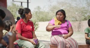 A través de un proyecto de cooperación multisectorial entre UNFPA, Bayer y Pata Pila, se formó técnicamente a integrantes de los equipos territoriales de organización de la sociedad civil para acompañar a las comunidades Wichí y Guaraní de los departamentos de Rivadavia, San Martín y Orán.