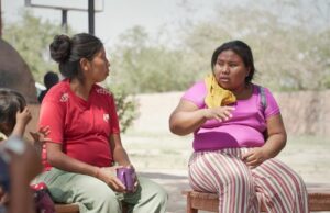 A través de un proyecto de cooperación multisectorial entre UNFPA, Bayer y Pata Pila, se formó técnicamente a integrantes de los equipos territoriales de organización de la sociedad civil para acompañar a las comunidades Wichí y Guaraní de los departamentos de Rivadavia, San Martín y Orán.