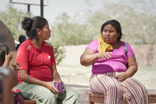 A través de un proyecto de cooperación multisectorial entre UNFPA, Bayer y Pata Pila, se formó técnicamente a integrantes de los equipos territoriales de organización de la sociedad civil para acompañar a las comunidades Wichí y Guaraní de los departamentos de Rivadavia, San Martín y Orán.