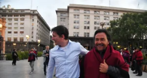 Gustavo Sáenz con Santiago Caputo.