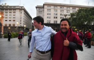 Gustavo Sáenz con Santiago Caputo.