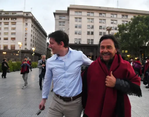 Gustavo Sáenz con Santiago Caputo.