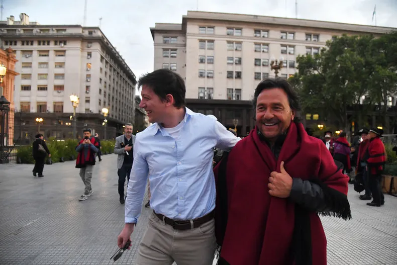 Gustavo Sáenz con Santiago Caputo. Gustavo Sáenz con Santiago Caputo.