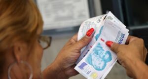 El poder adquisitivo del salario mínimo cayó casi 40% desde noviembre de 2023. REUTERS/Agustin Marcarian