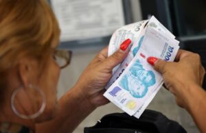 El poder adquisitivo del salario mínimo cayó casi 40% desde noviembre de 2023. REUTERS/Agustin Marcarian