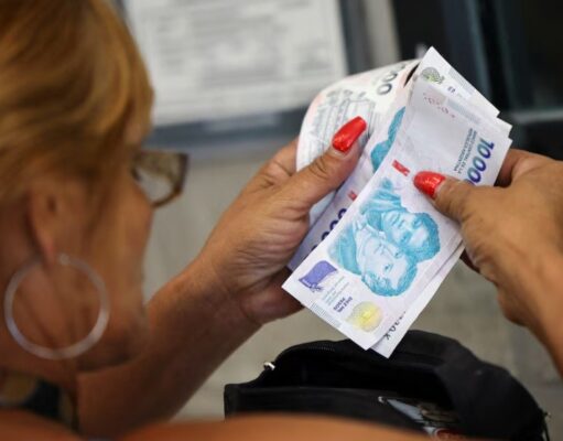 El poder adquisitivo del salario mínimo cayó casi 40% desde noviembre de 2023. REUTERS/Agustin Marcarian