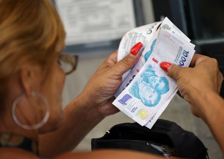 El poder adquisitivo del salario mínimo cayó casi 40% desde noviembre de 2023. REUTERS/Agustin Marcarian