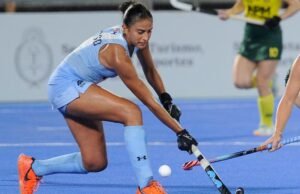 Valentina Raposo alcanzó los 100 partidos con Las Leonas y fue homenajeada. EDUARDO RAPETTI. AFP