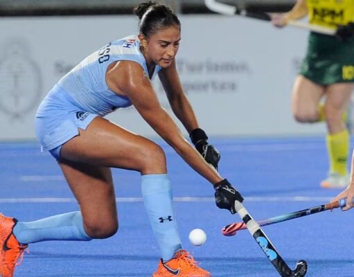 Valentina Raposo alcanzó los 100 partidos con Las Leonas y fue homenajeada. EDUARDO RAPETTI. AFP