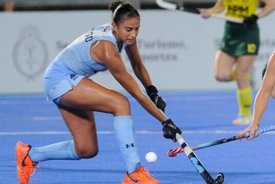 Valentina Raposo alcanzó los 100 partidos con Las Leonas y fue homenajeada. EDUARDO RAPETTI. AFP