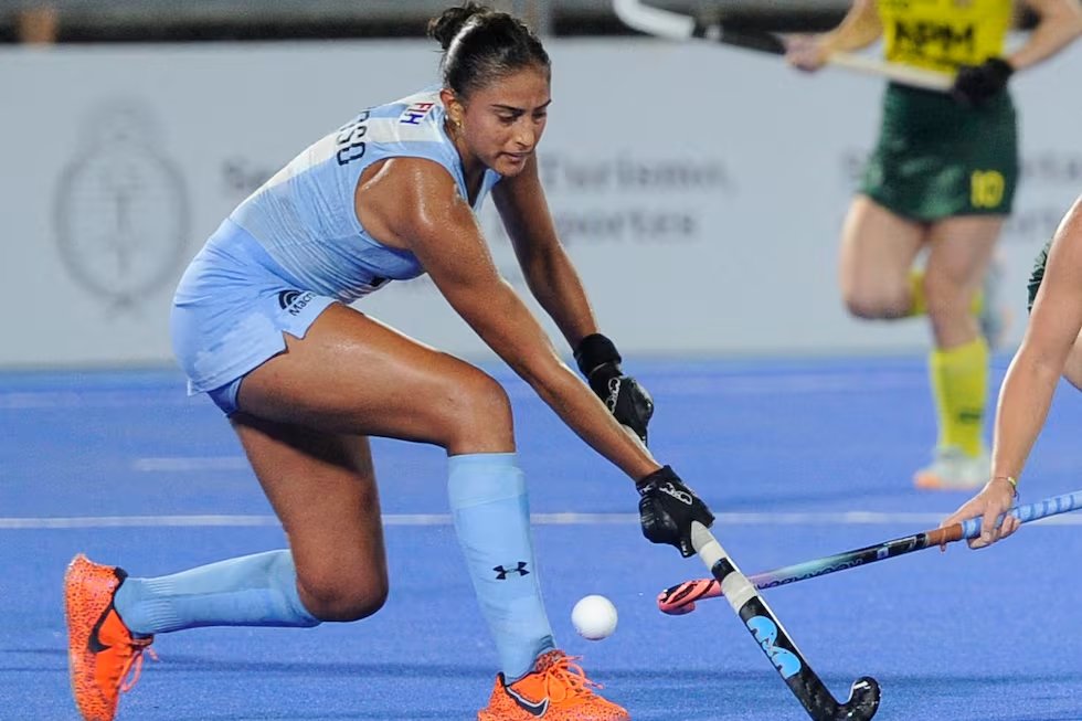 Valentina Raposo alcanzó los 100 partidos con Las Leonas y fue homenajeada. EDUARDO RAPETTI. AFP