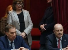 Patricia Bullrich y Diego Santilli, dos que buscan votos para suspender las PASO, con Federico Sturzenegger en un palco de Diputados. Foto: Juano Tesone.
