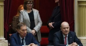 Patricia Bullrich y Diego Santilli, dos que buscan votos para suspender las PASO, con Federico Sturzenegger en un palco de Diputados. Foto: Juano Tesone.