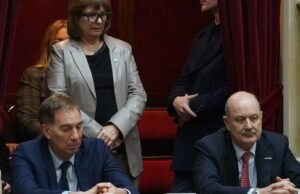 Patricia Bullrich y Diego Santilli, dos que buscan votos para suspender las PASO, con Federico Sturzenegger en un palco de Diputados. Foto: Juano Tesone.
