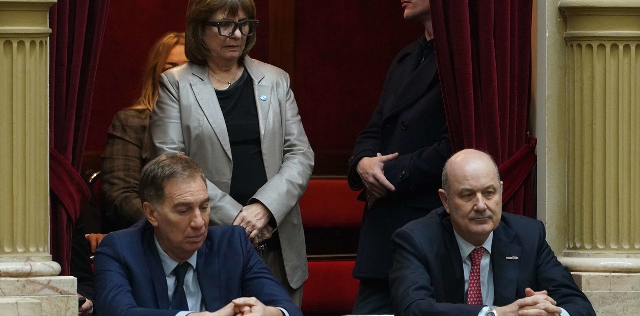 Bullrich Santilli Sturze Patricia Bullrich y Diego Santilli, dos que buscan votos para suspender las PASO, con Federico Sturzenegger en un palco de Diputados. Foto: Juano Tesone.
