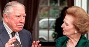 Thatcher y Pinochet gobernaban Chile y el Reino Unido durante la Guerra de Malvinas. En 1998, ella luchó por la liberación del exdictador chileno. (Herself Alone)