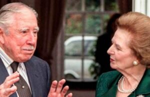 Thatcher y Pinochet gobernaban Chile y el Reino Unido durante la Guerra de Malvinas. En 1998, ella luchó por la liberación del exdictador chileno. (Herself Alone)