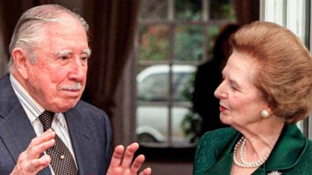 Thatcher y Pinochet gobernaban Chile y el Reino Unido durante la Guerra de Malvinas. En 1998, ella luchó por la liberación del exdictador chileno. (Herself Alone)